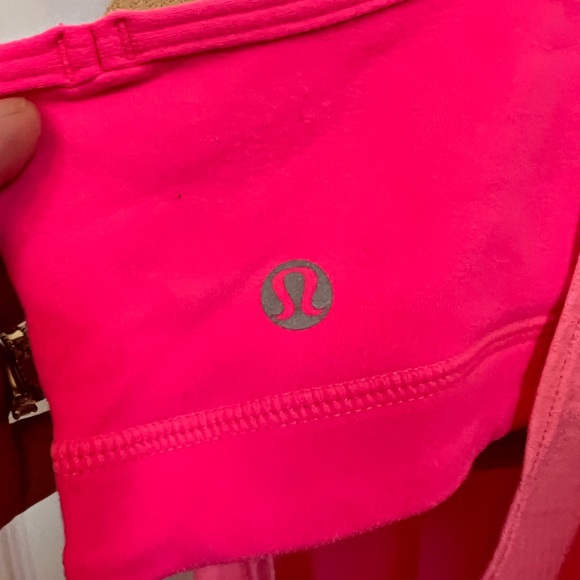 Lululemon tank top with built in bra, in beautiful excellent condition - Picture 3 of 3